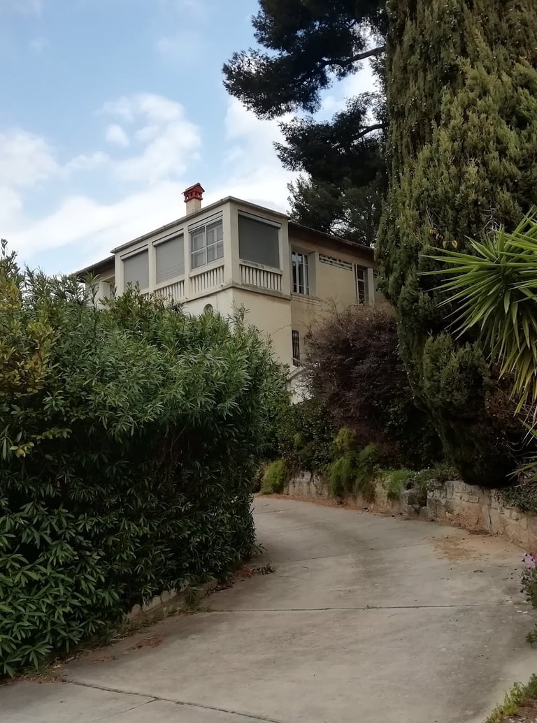 Ancienne propriété toulonnaise de style méditerranéen et provençal avec terrain arboré.
