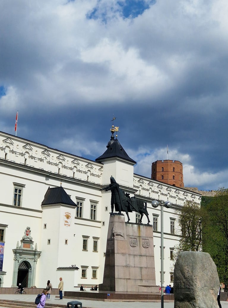 Vilniaus Katedros aikštė: Gedimino paminklas, Valdovų rūmai, Gedimino pilis, Vilniaus 650 metų akmuo
