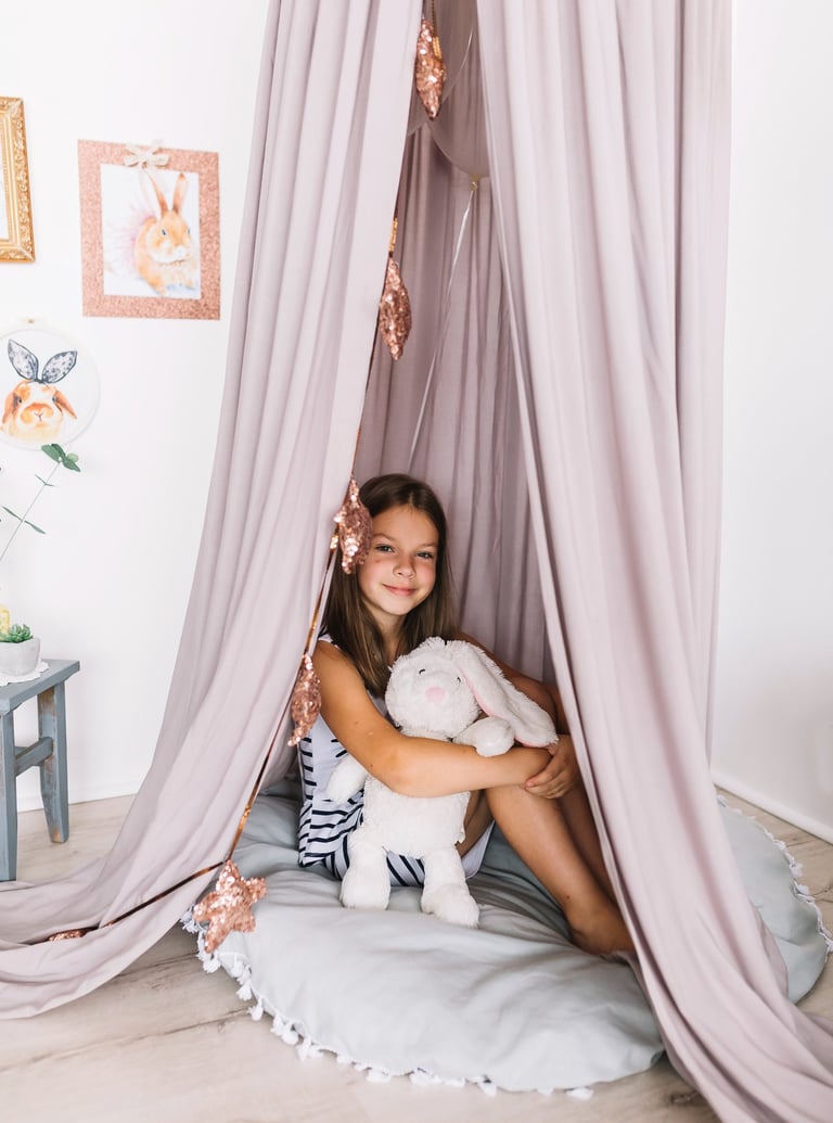 girl-with-balloons-toy-tent