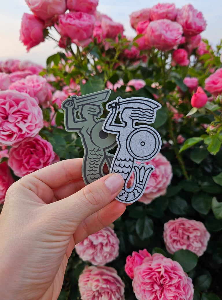 Syrenki Warszawskie na tle różowych kwiatów