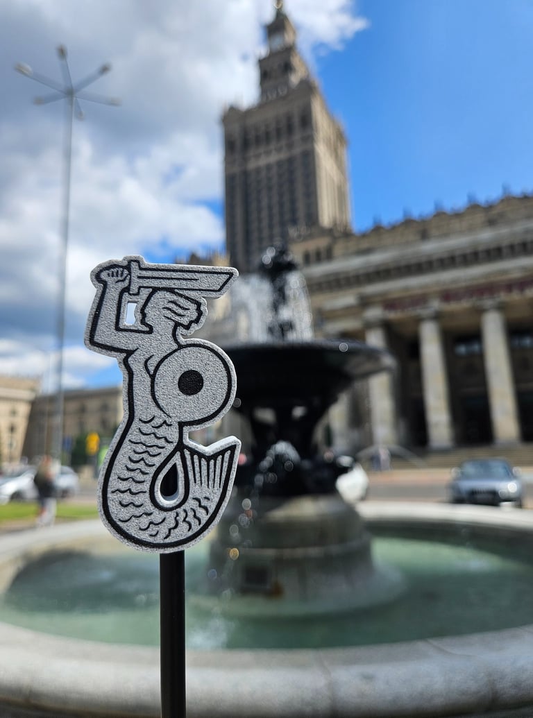 Marmurowa syrenka na tle Pałacu Kultury