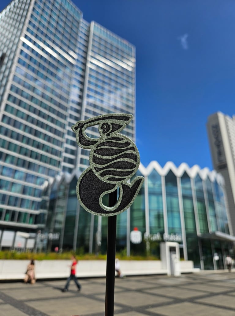 Zielona syrenka na tle Rotundy Warszawskiej