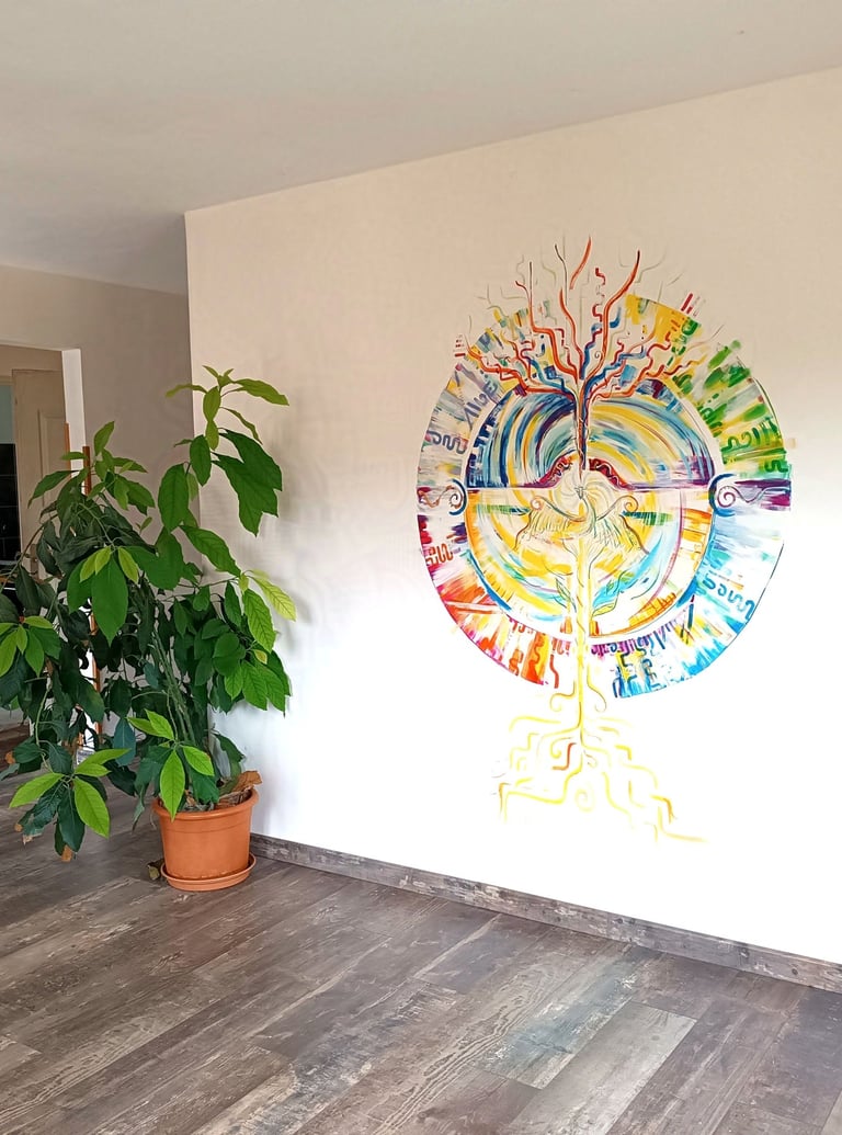 Peinture murale du portail du dragon, avec u format circulaire traversé par un arbre de vie et avec un dragon au centre