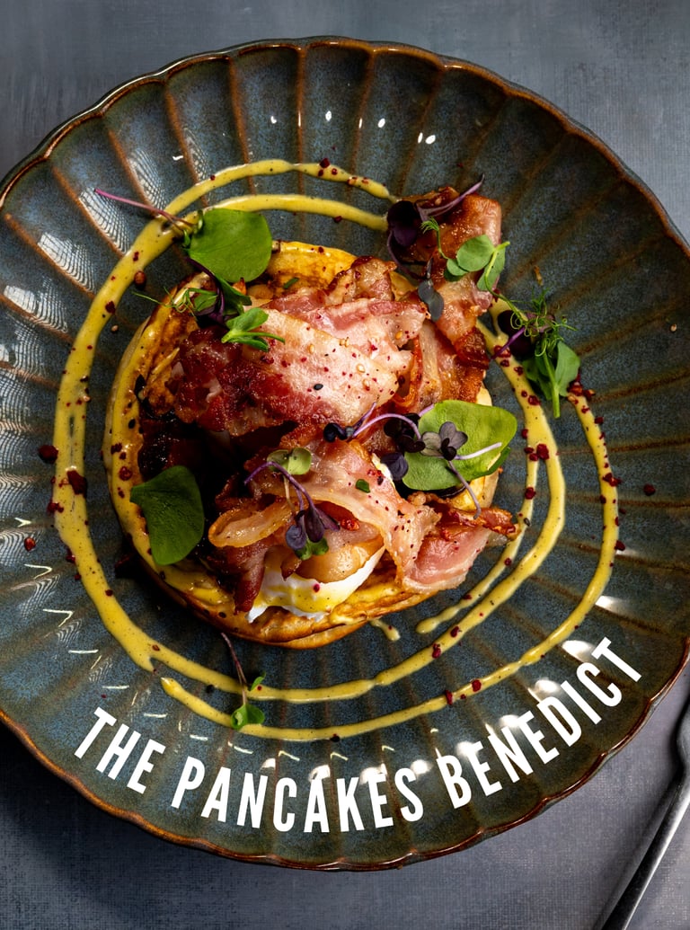 The Pancakes Benedict: pancake met gepocheerd ei en krokant spek bij Krunch Gent