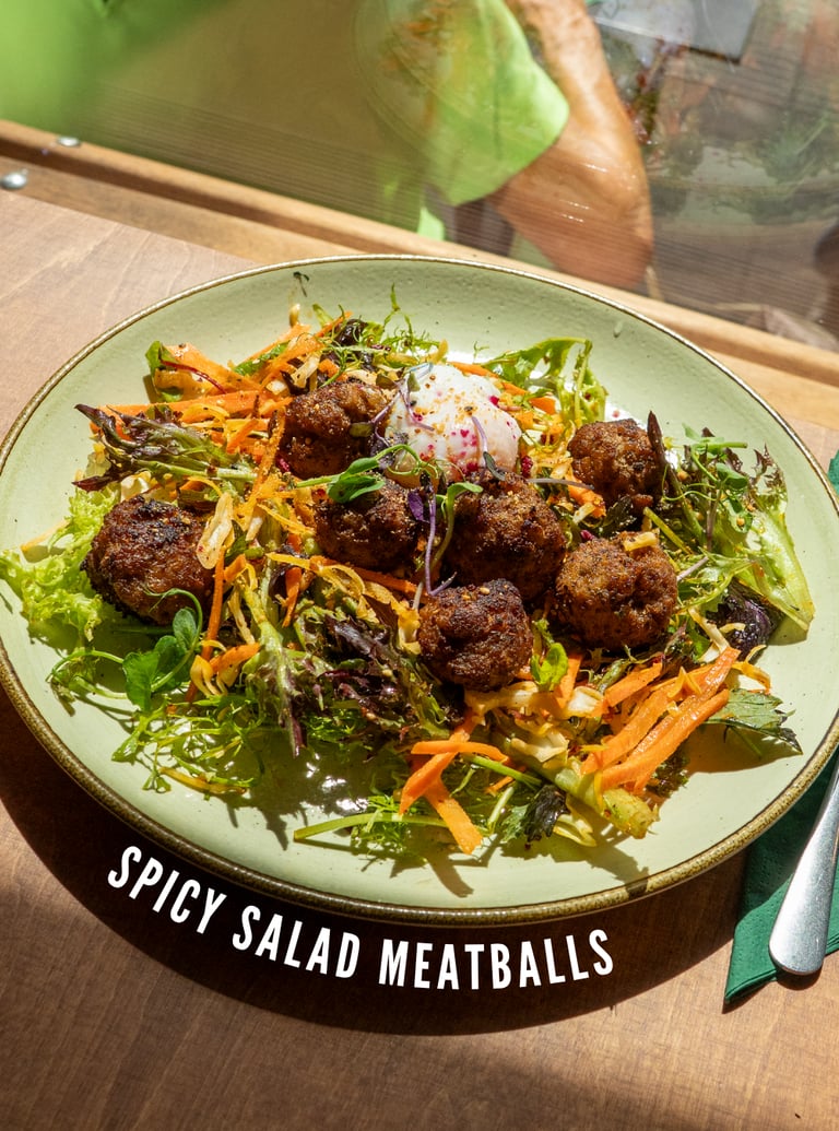 Spicy Salad Meatballs bij Krunch: pittige salade met gehaktballetjes, wortel en frisse sla