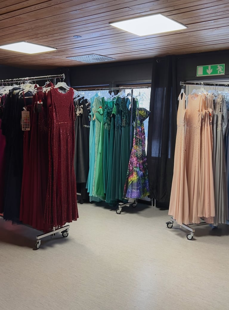 Klänningar i Bal och bruds butik på Långagård i Moheda