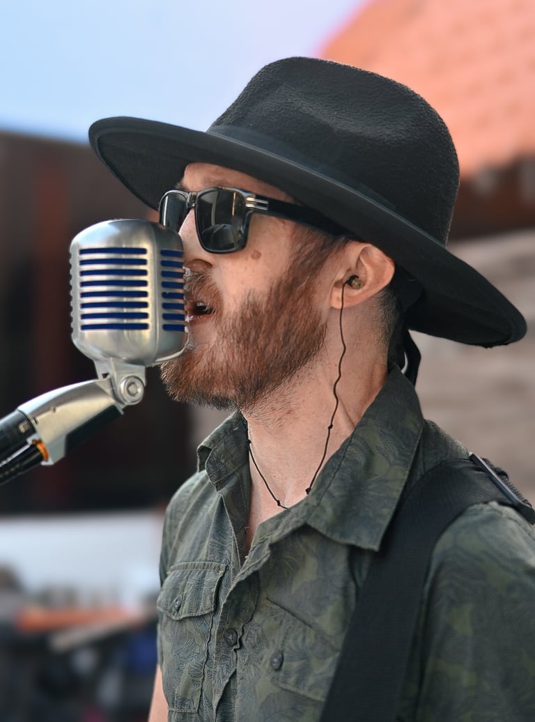 Hombre con barba, sombrero y lentes de sol. Retrato profesional en Cancún realizado por Drai Cabello
