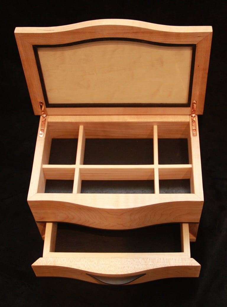 Handgemaakt jaren-20 geïnspireerd juwelenkistje: gevlamde esdoorn met ebbenhouten details.