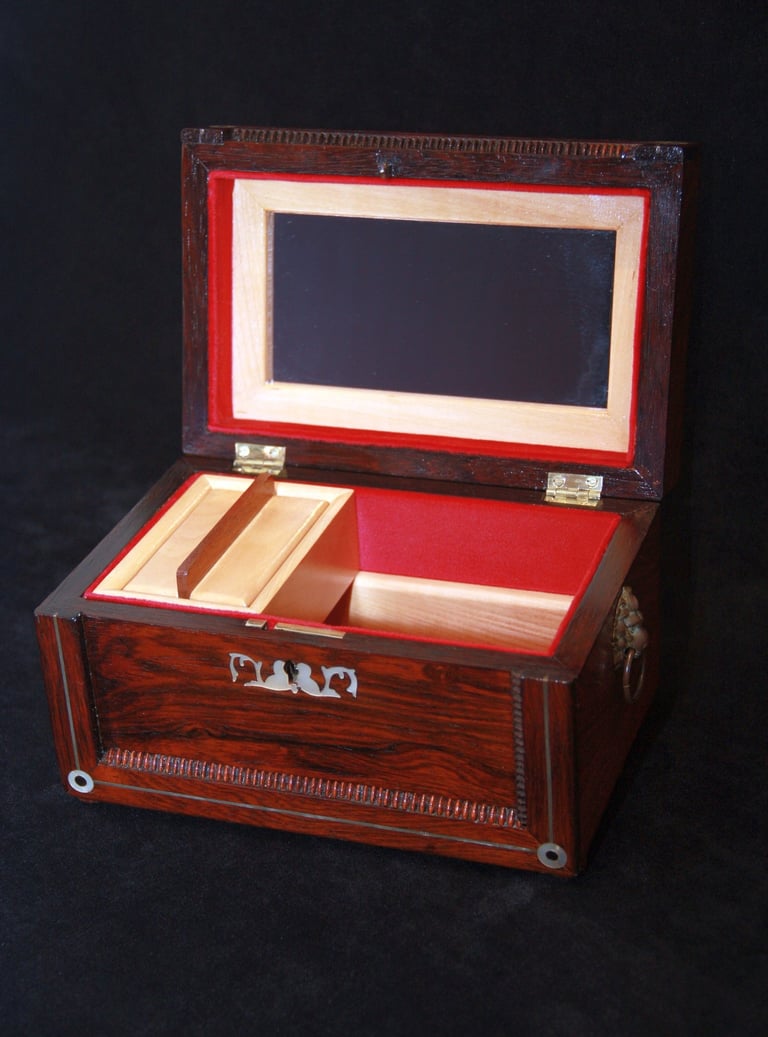 Exclusieve antieke juwelenkist in topconditie. Luxe afwerking: palissander, perelaar, parelmoer.
