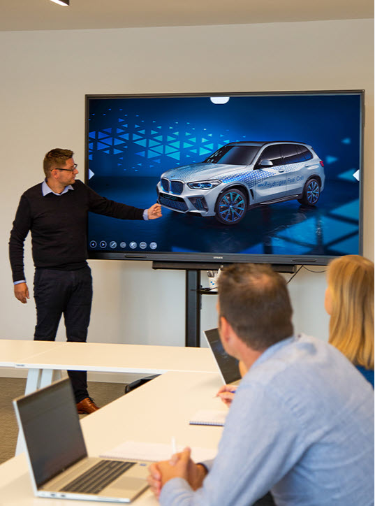 Pantalla interactiva i3Connect Aspen 4 en sala de juntas