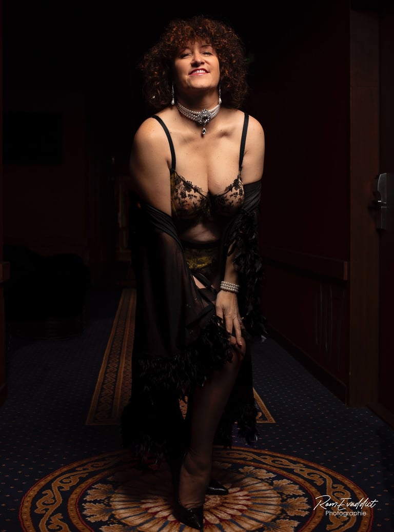 Cabaret, cols plumes, paillettes, talons strass, danseuse, showgirl, public, éventails, burlesque