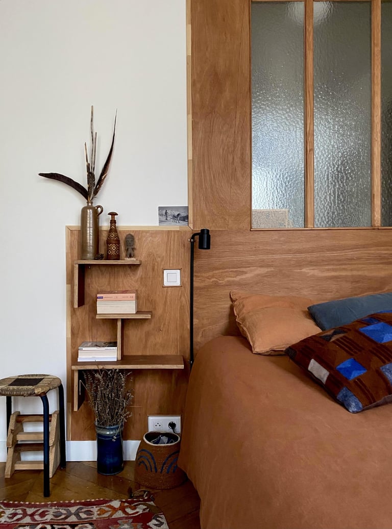 detail tete de lit en placage de bois