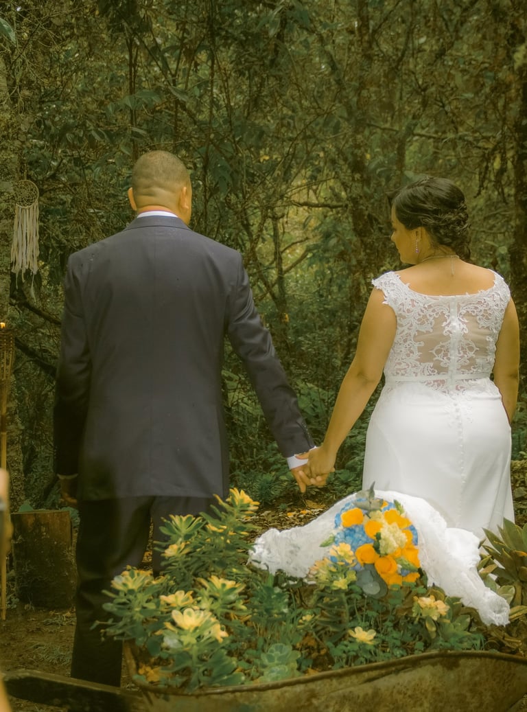 Novios caminan hacia el altar.