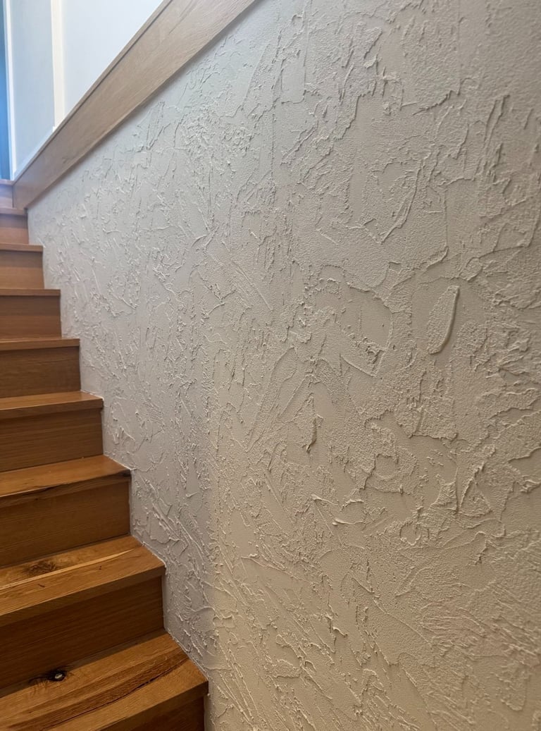 enduit décoratif, enduit structuré, mur d’escalier, texture murale, finition rustique