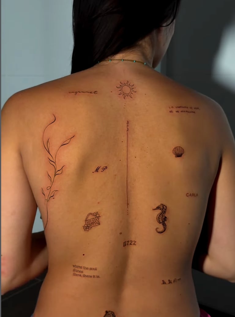 Tatuaje en estilo fine line con flores, animales y mariposas en la espalda – Dasa Ink Barcelona