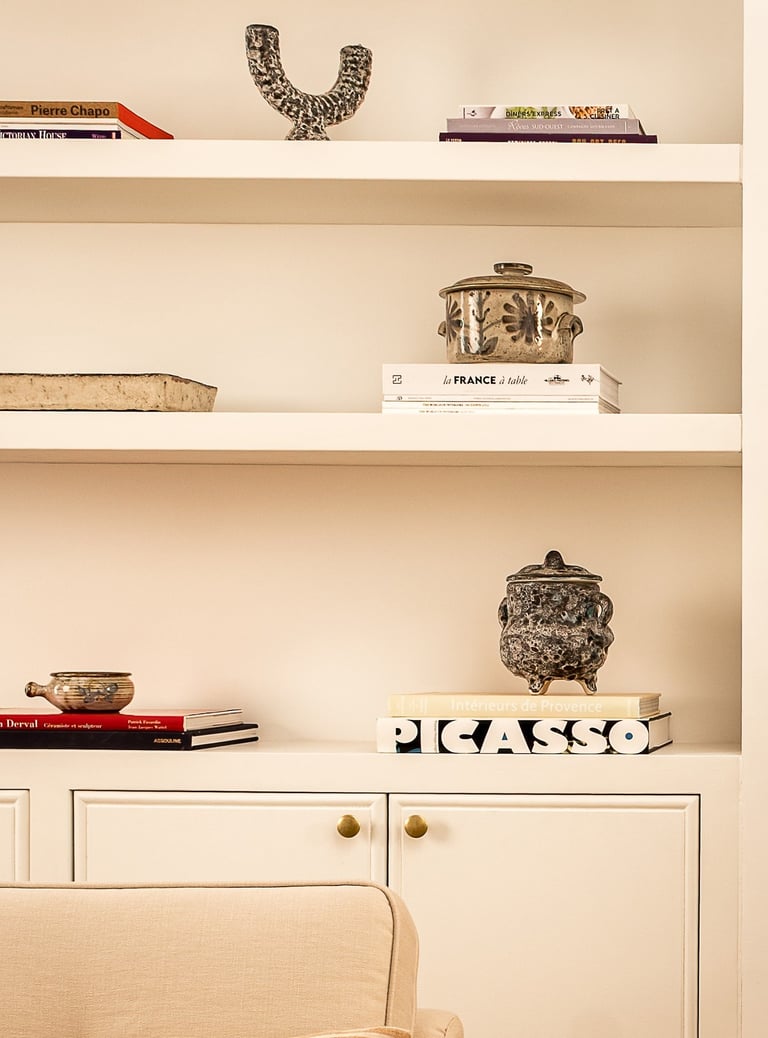 Bibliothèque sur mesure avec céramiques décoratives dans un salon haussmannien rénové à Paris