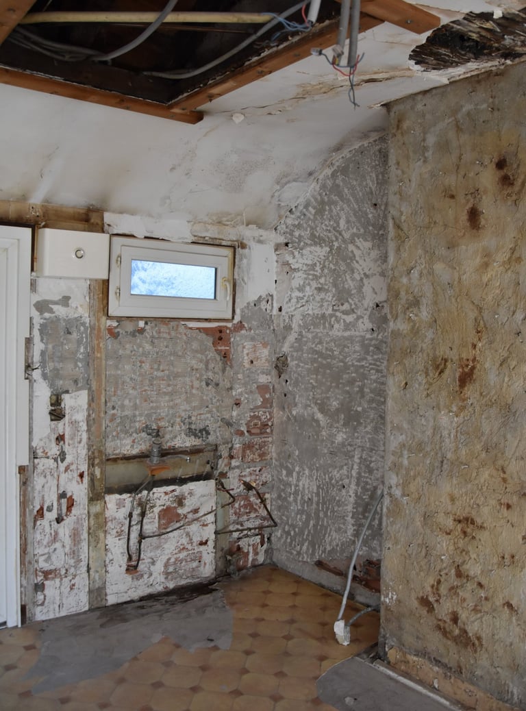 Coin cuisine à rénover dans un duplex à Pau – état avant travaux