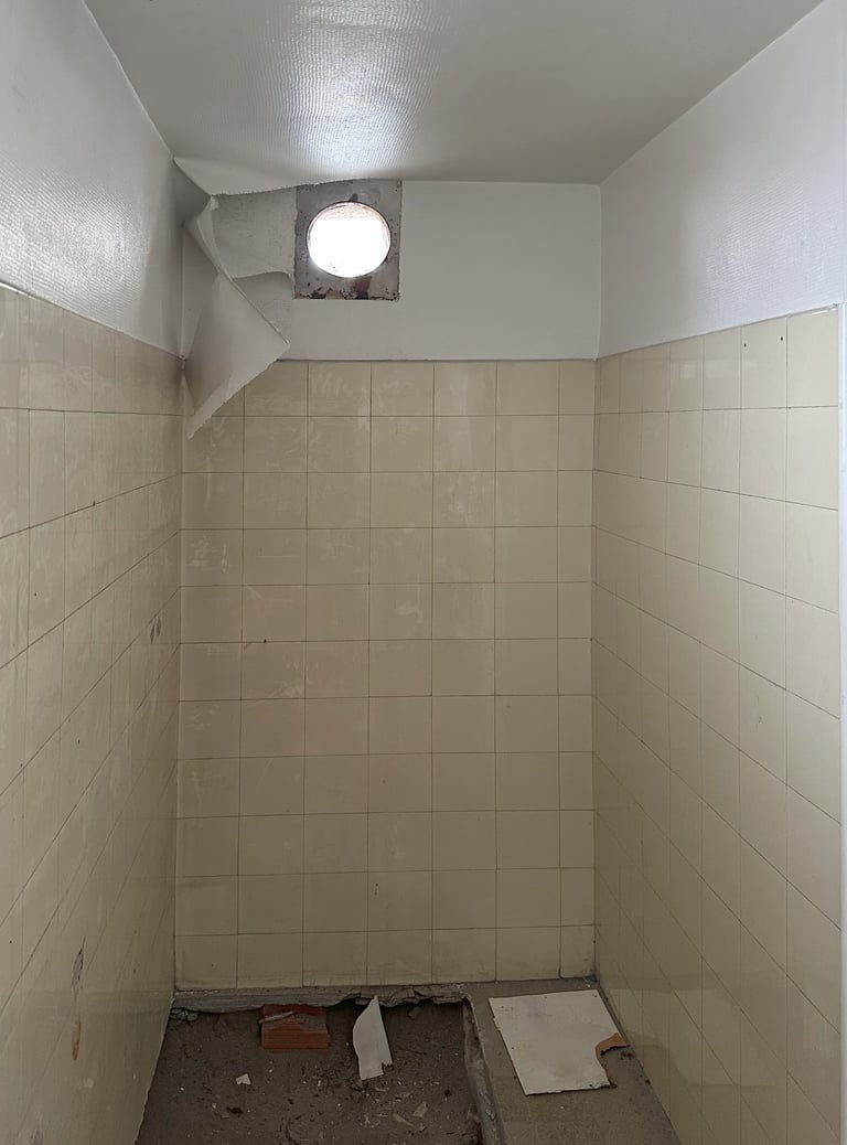 Before renovation: deteriorated bathroom in a high-end furnished studio in Avignon