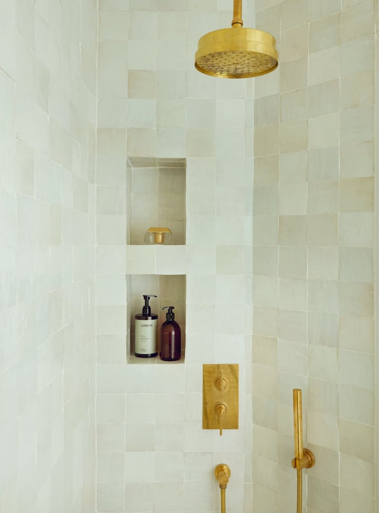 Douche à l’italienne en zellige traditionnel avec robinetterie en laiton doré – design haut de gamme