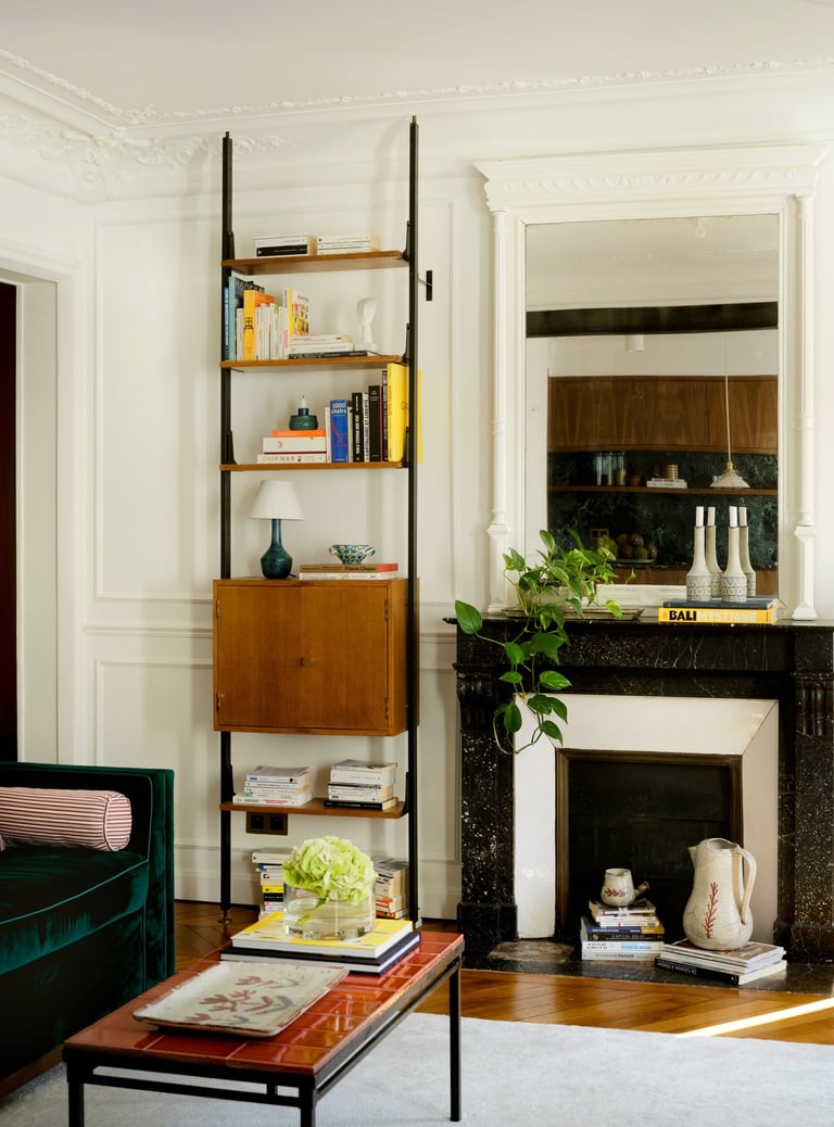 Salon haussmannien rénové à Paris avec moulures, parquet point de Hongrie et mobilier haut de gamme