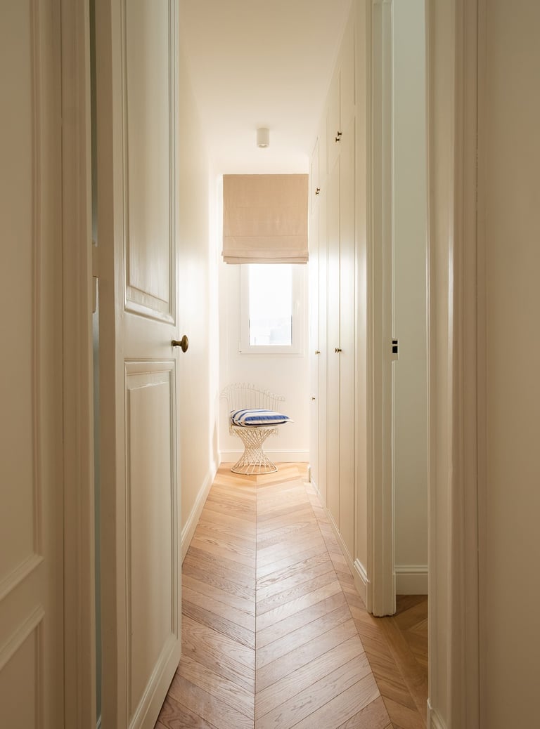 Couloir avec rangements sur mesure et parquet point de Hongrie dans un appartement à Paris