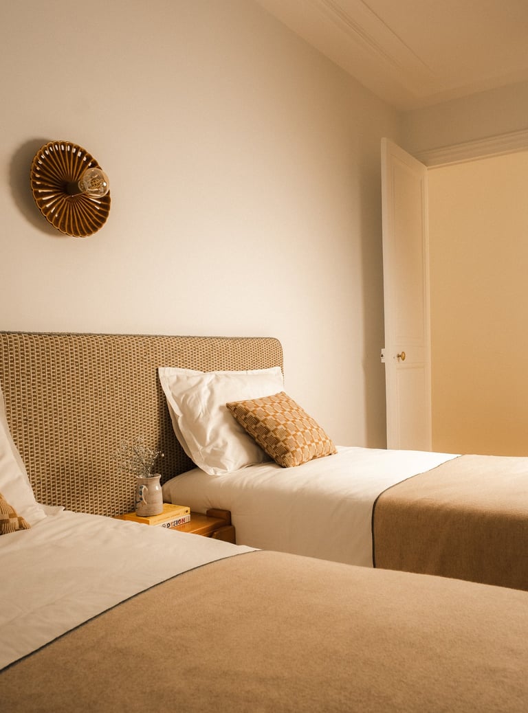 Chambre avec lits simples et tête de lit fabriqués sur mesure dans un appartement à Paris