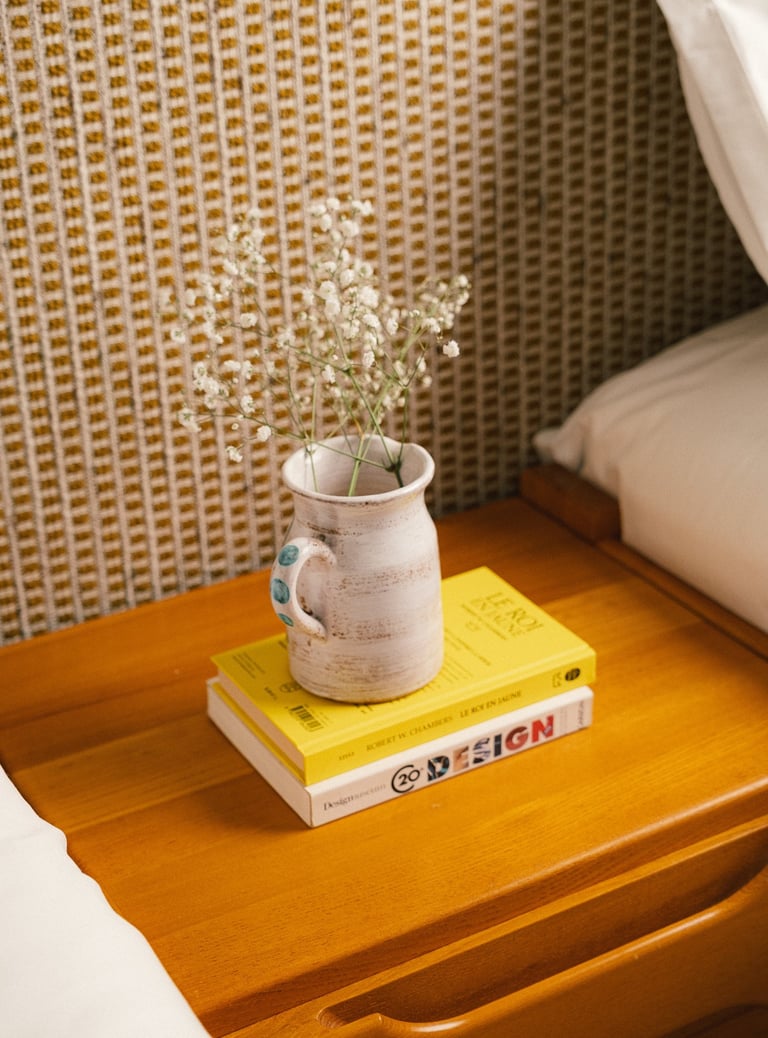 Table de chevet en orme de la maison Regain dans une chambre sur mesure d’un appartement à Paris