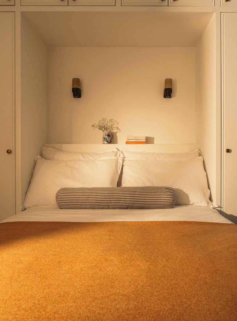 Chambre parentale avec armoire sur mesure et appliques murales signées Sigvard Bernadotte à Paris