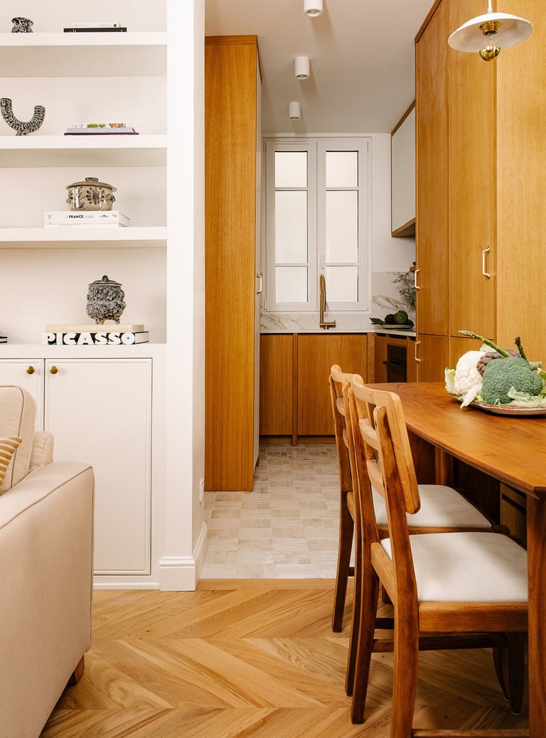 Cuisine sur mesure en chêne et marbre Calacatta réalisée par le studio Wronska-Boutet à Paris