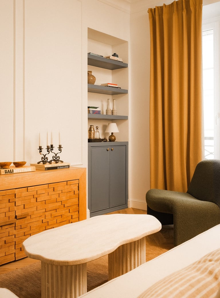 Salon avec rideaux sur mesure, coin bar et céramiques Vallauris dans un intérieur haussmannien