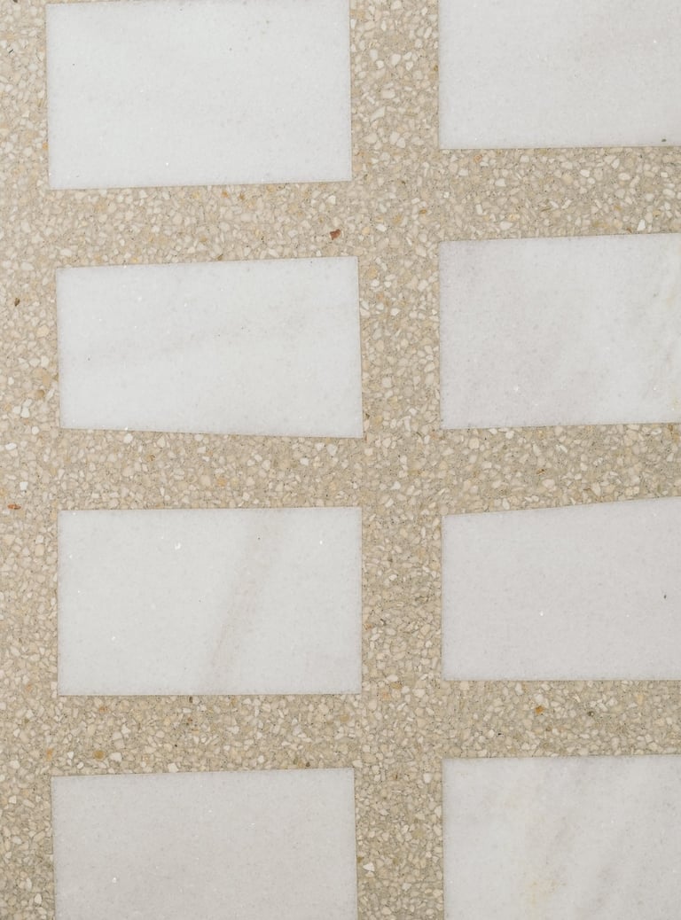 Détail du sol en marbre Carlo Scarpa dans une salle de bain sur mesure d’un appartement à Paris