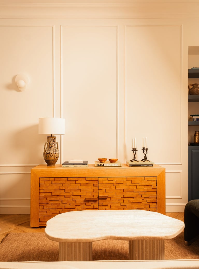 Salon rénové avec moulures haussmanniennes, mobilier en bois massif et matériaux nobles