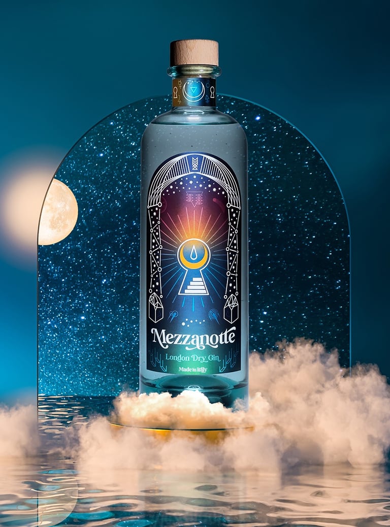 una bottiglia di Gin Mezzanotte su uno sfondo stellato con la luna e alcune nuvole