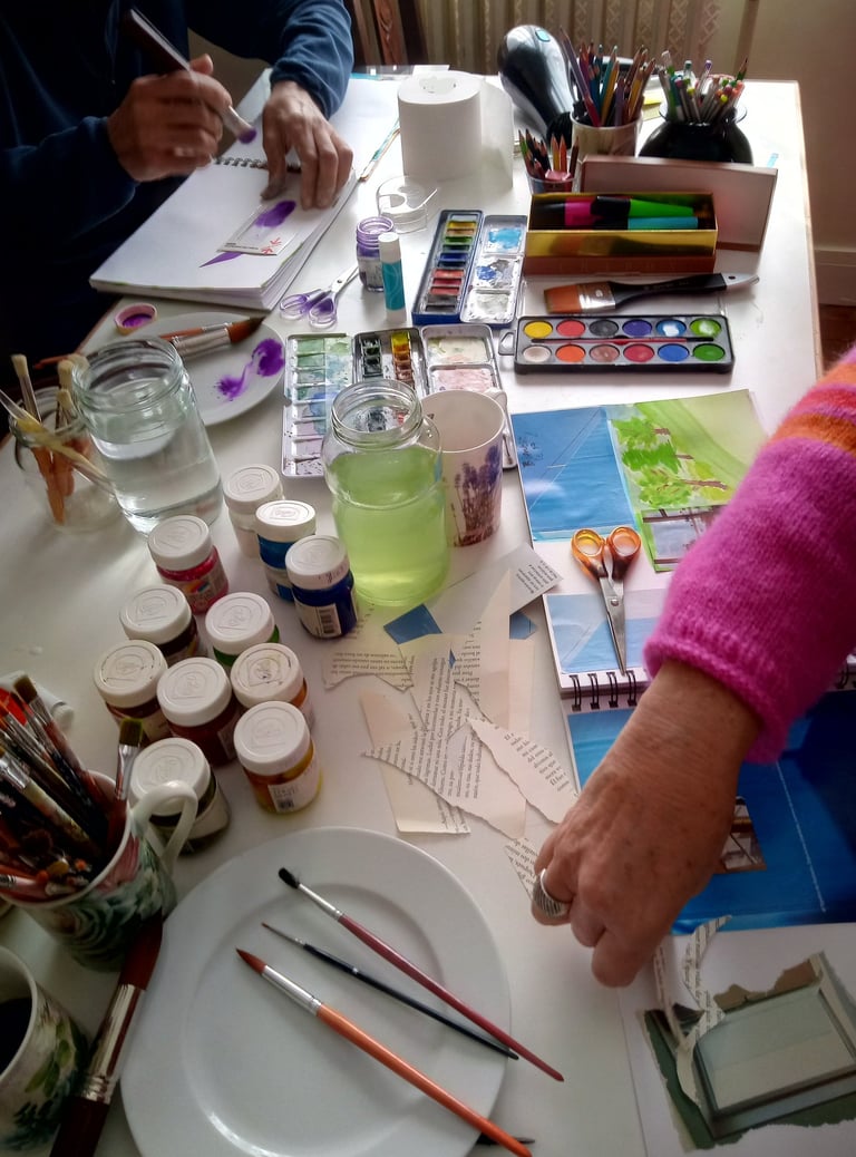 Personnes assistant à l'atelier carnet creatif avec Veronique Payovitch