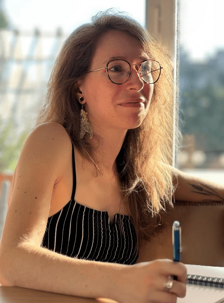 Photographie personnelle de moi dans une position d'écoute active de mon interlocutrice