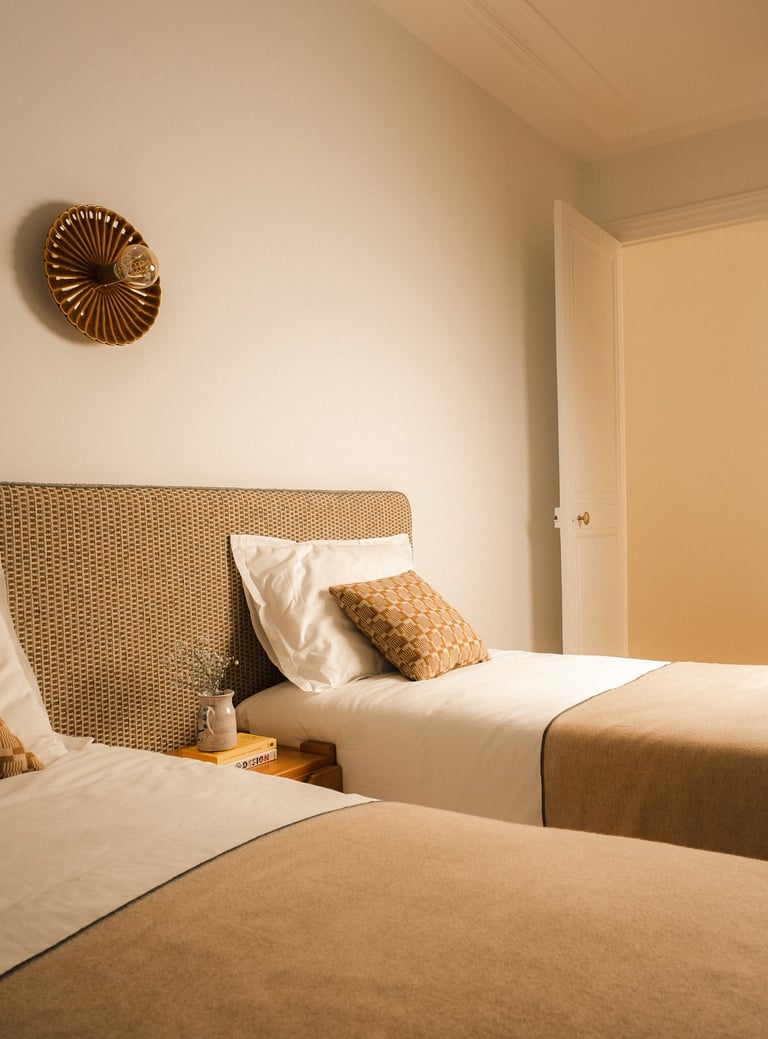 Chambre avec lits simples et tête de lit fabriqués sur mesure dans un appartement à Paris