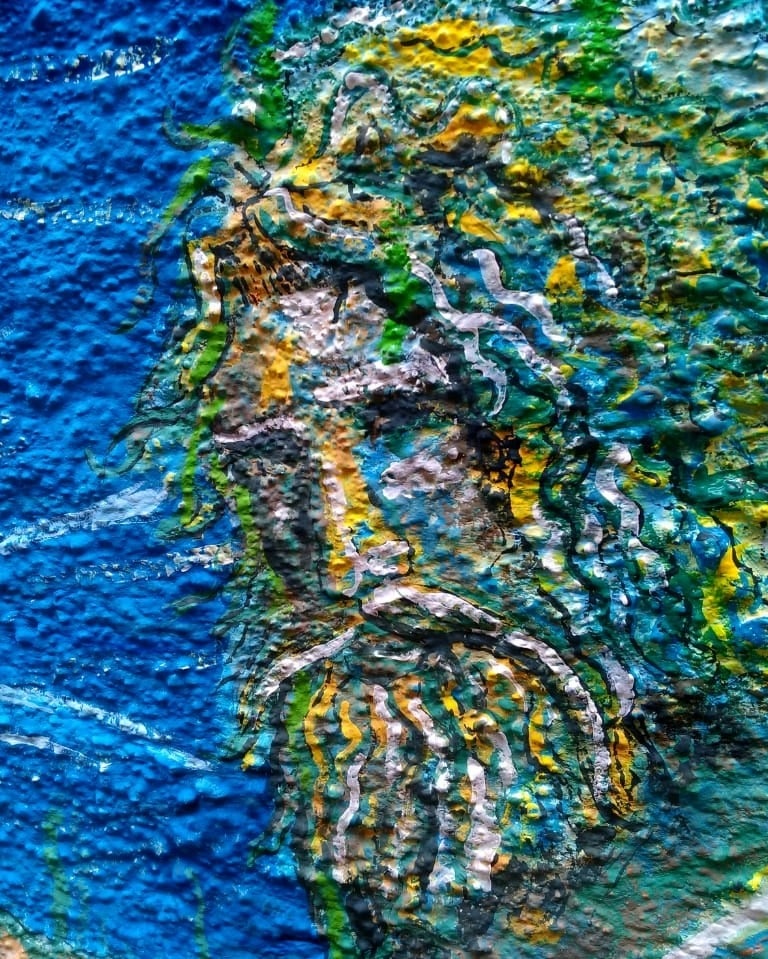 détail d'une peinture murale représentant poseidon sur la coque d'un bateau échoué au fond de l'océan