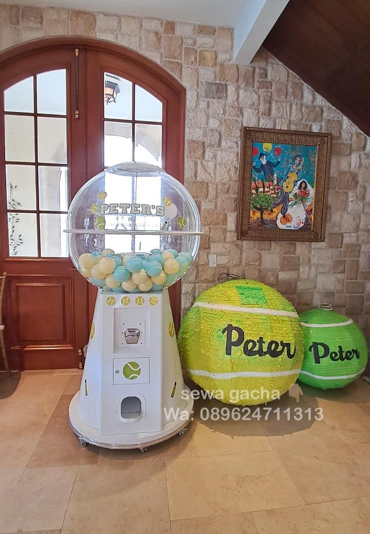 sewa mesin gachapon putih Jumbo di Acara Birthday Party Peter