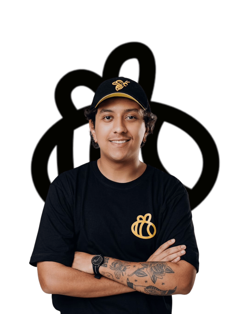 Imagem do diretor e CEO, Enzo, com uma abelha ao fundo.