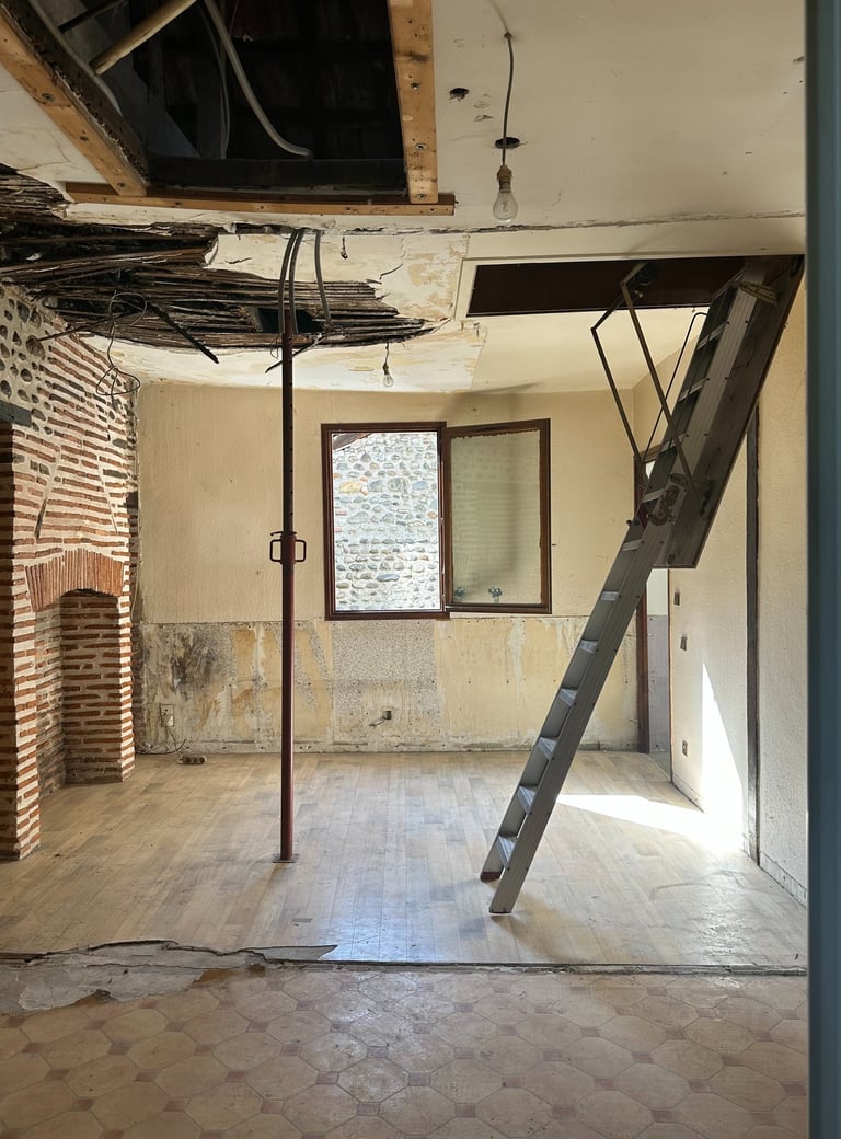 Salon avant dépose du plafond pour créer de la hauteur et apporter plus de lumière naturelle à Pau