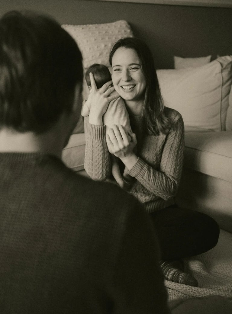 ich mit mem Baby und meinem Mann im Wochenbett Sophie Sara Fotografie Familienfotos Paarfotos Babyfotos NÖ