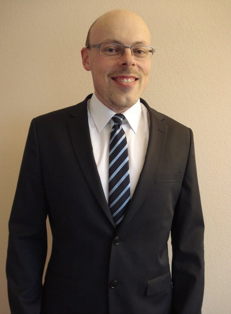 Das Bild zeigt einen schlanken Mann nach dem Abnehmen von 30 Kilo