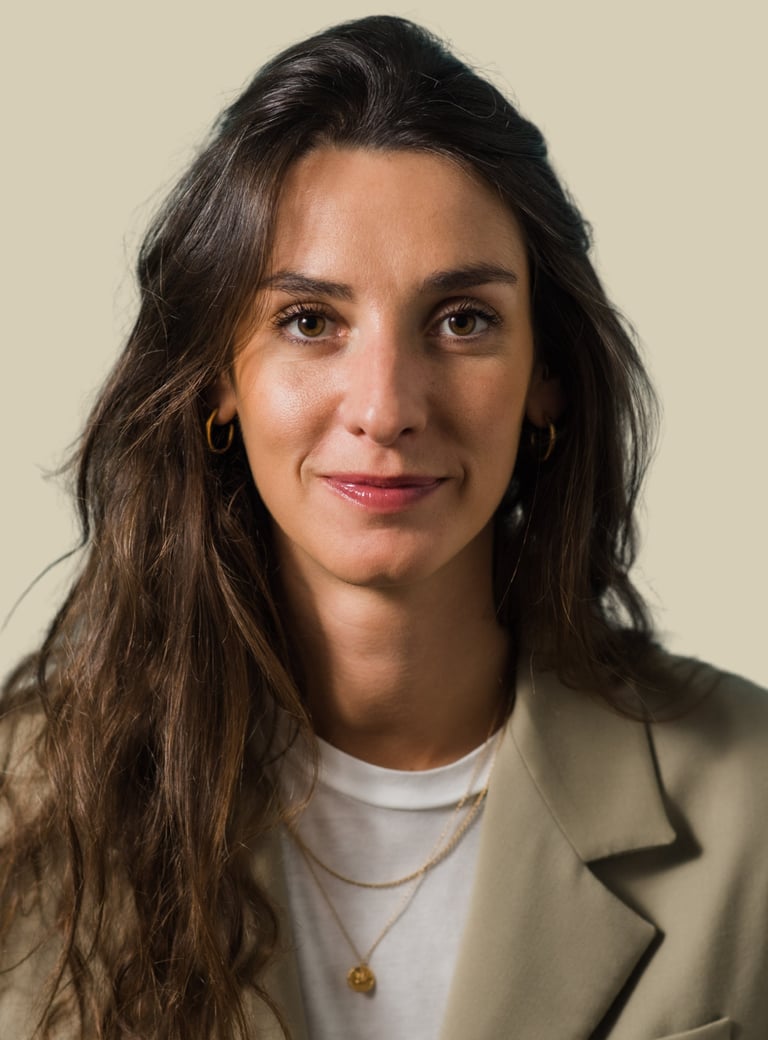Portrait d’Anna Junod, avocat en droit de la famille à Lyon, devant un fond professionnel.