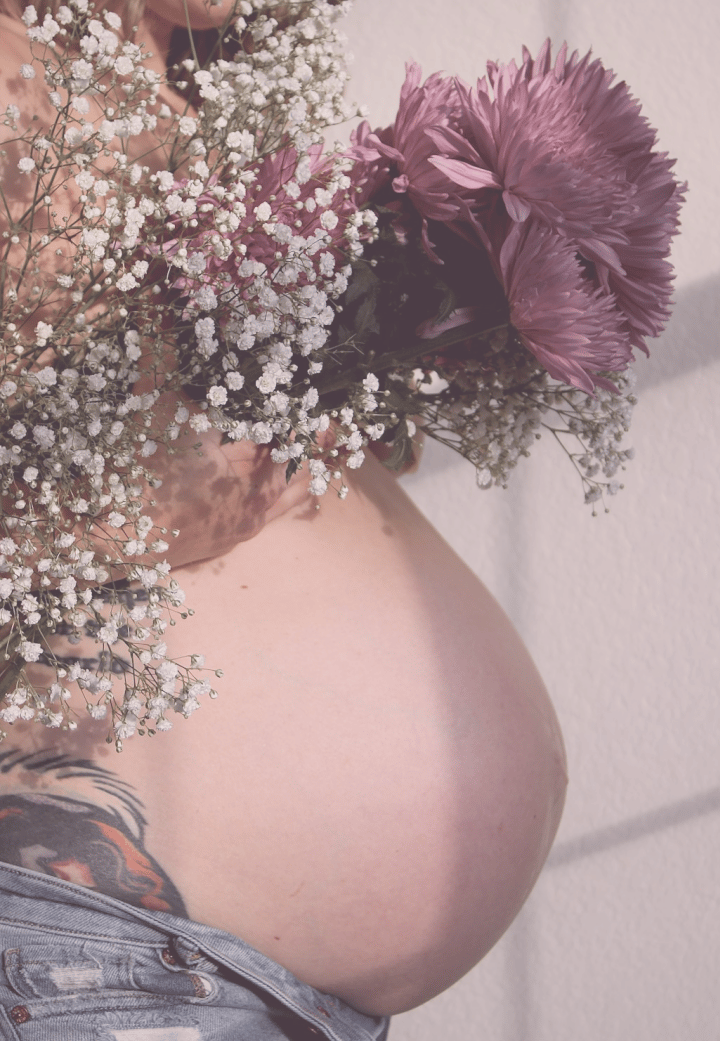 Mujer embarazada con un ramo de flores