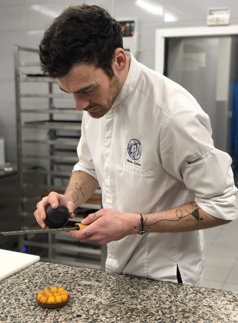 Robin Girard en train de travailler au sein de sa pâtisserie à Valognes