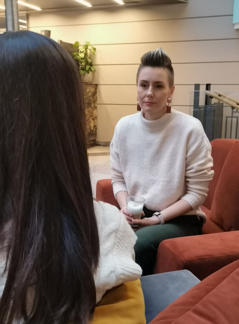 dvi moterys kalbasi restorane, flow koačingas moterims, su kava, psichoterapija, koučingas