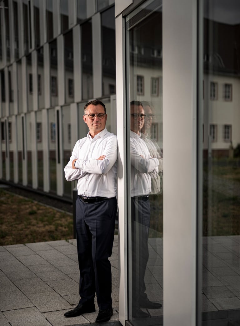 businessportraet-oranienburg-unternehmer-moderne-architektur