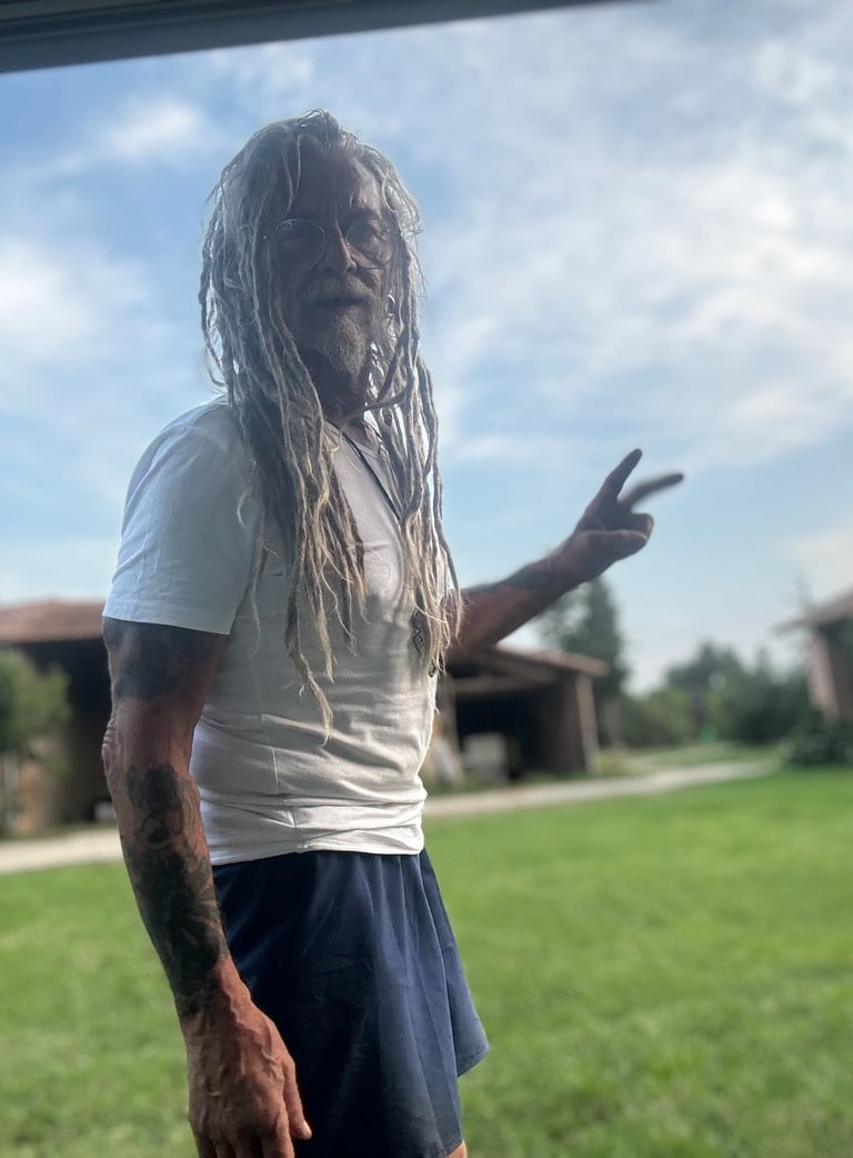 Erik lambrecht en pleine forme en short montrant sa vitalité et forme