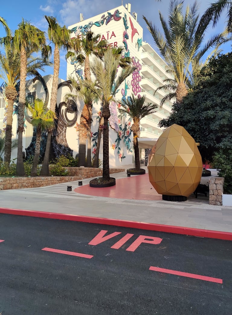 Pintado de logotipo corporativo sobre el asfalto en parking