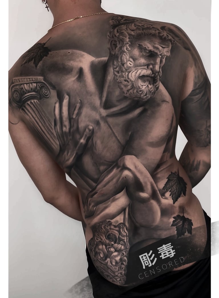 tatuaggio realistico schiena di statue romane fatto da Horidoku